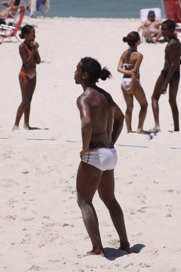 Ronaldinho Gaúcho joga bola na praia da Barra (Foto: Carlos Osmar / Photo Rio News)