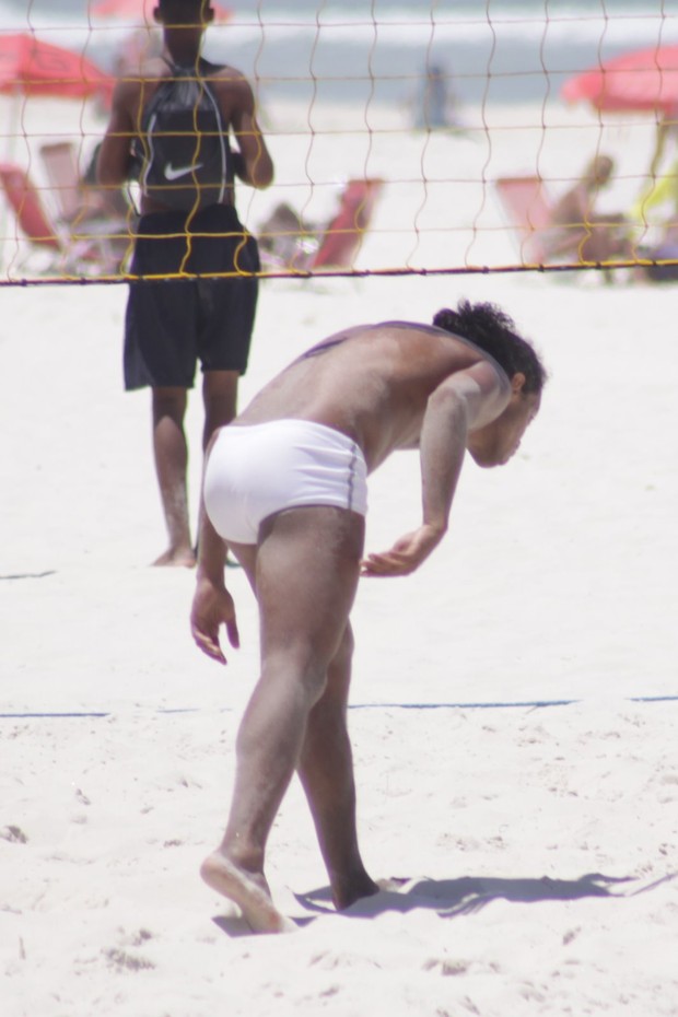 Ronaldinho Gaúcho joga bola na praia da Barra (Foto: Carlos Osmar / Photo Rio News)