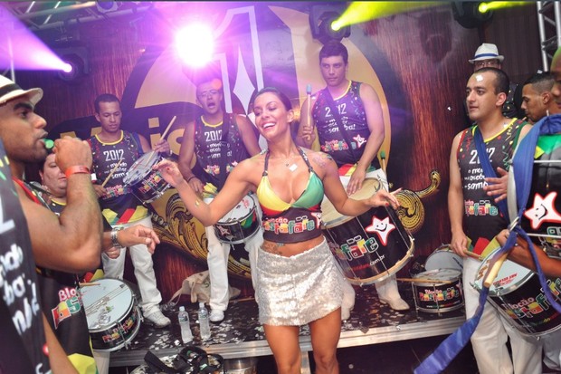 Lia Khey é coroada rainha de bloco carnavalesco (Foto: Divulgação)