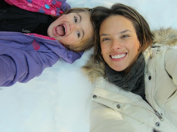 Alessandra Ambrósio com a filha Anja (Foto: Facebook/ Reprodução)