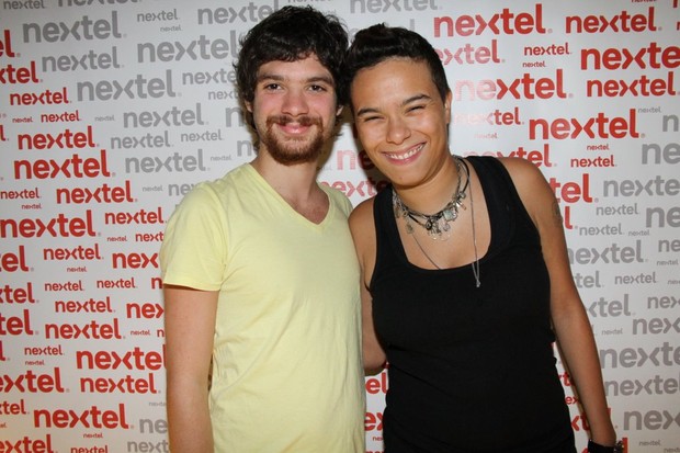 Maria Gadú com amigo em festa no Rio (Foto: Thiago Mattos/ Ag. News)