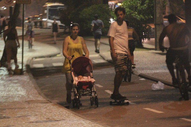 Carolinie Figueiredo Guga Ferraz passeiam com sua filha na orla da Barra  (Foto: Marcos Ferreira/ Photo Rio News)