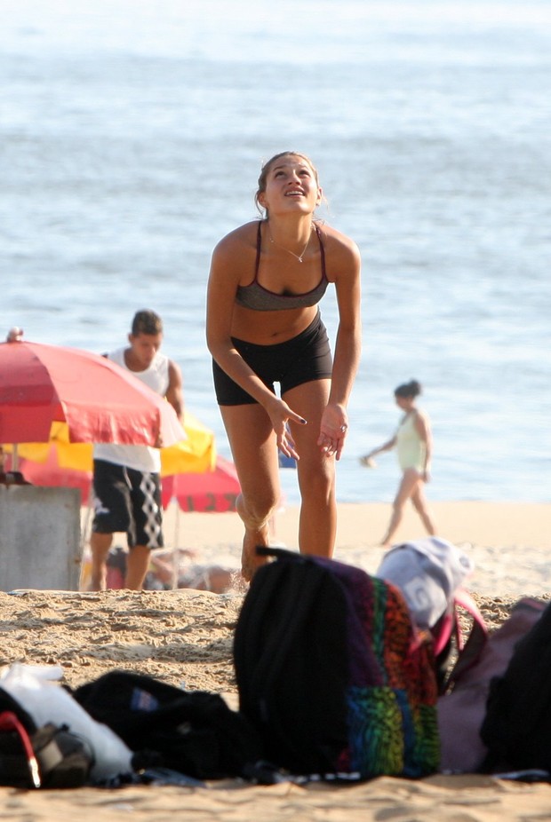 Sasha joga vôlei na praia com as amigas (Foto: Gil Rodrigues / Photo Rio News)