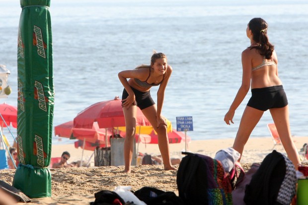 Sasha joga vôlei na praia de Ipanema (Foto: Gil Rodrigues / Photo Rio News)