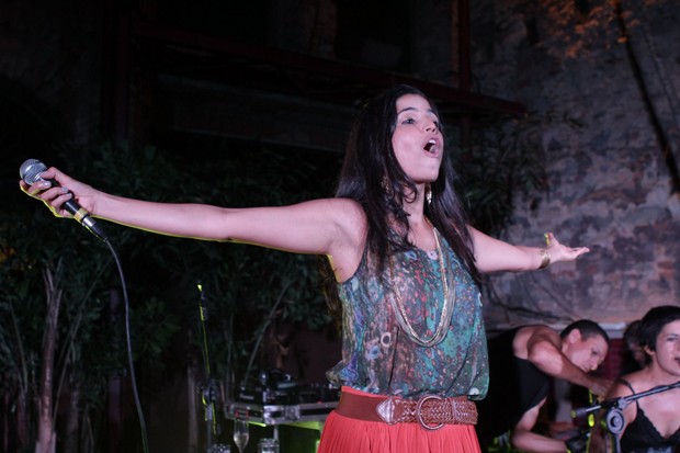 Emanuelle Araújo canta com a banda Moinho no Rio (Foto: Raphael Mesquita/ Photo Rio News)