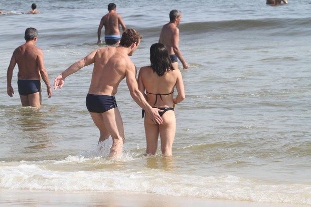 Diego e Daniela Hypólito curtem praia no Rio (Foto: Jeferson Ribeiro / AgNews)