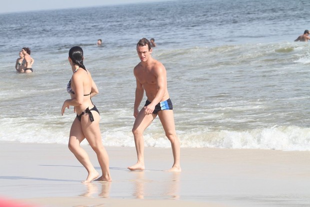 Diego e Daniela Hypólito curtem praia no Rio (Foto: Jeferson Ribeiro / AgNews)