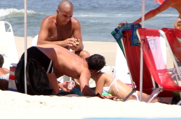 Malvino Salvador e Sophie Charlotte na praia (Foto: Clayton Militão / Photo Rio News)