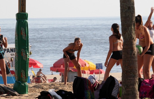 Sasha joga vôlei na praia com as amigas (Foto: Wallace Barbosa / AgNews)