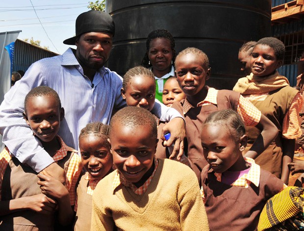 50 cent com crianças do Kênia (Foto: Reuters)