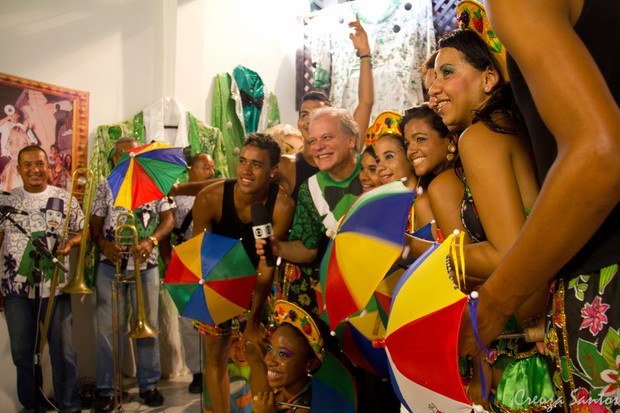 Chico Pinheiro com os dançarinos de frevo do Recife (Foto: Creuza Santos/Divulgação)