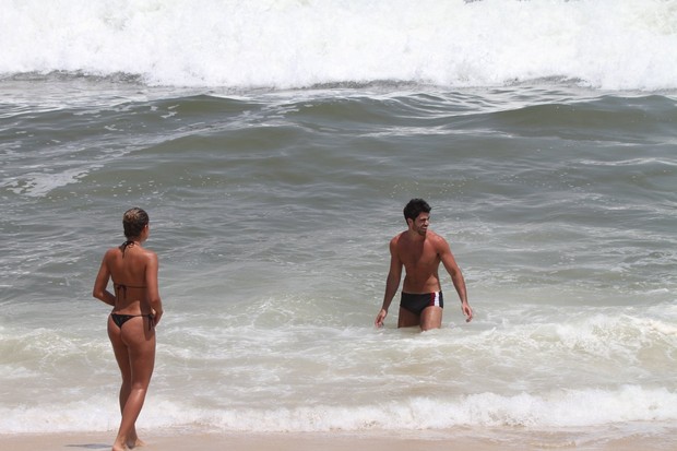 Rodrigão e Adriana na praia do Recreio, no Rio (Foto: Dilson Silva / AgNews)