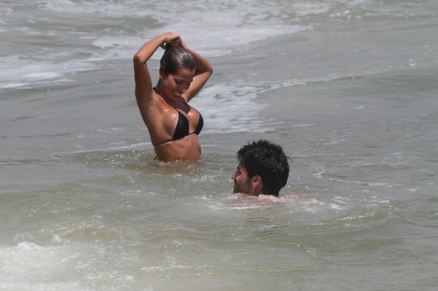 Rodrigão e Adriana na praia do Recreio, no Rio (Foto: Dilson Silva / AgNews)