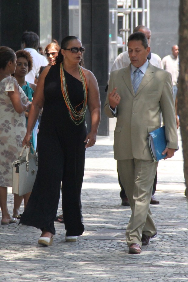Solange Couto e seu advogado a caminho da audiência (Foto: Roberto Filho / AgNews)