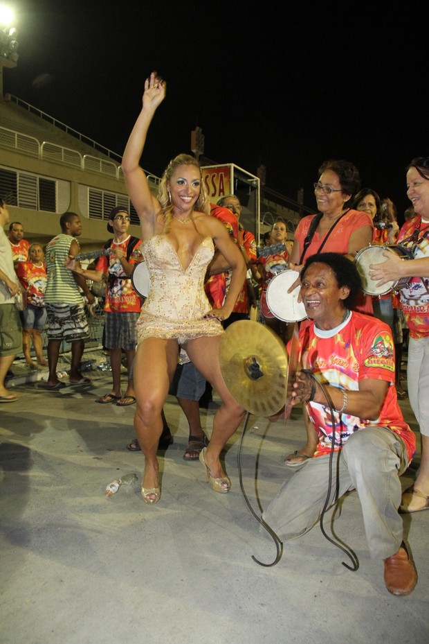 Alessandra Mattos é coroada rainha de bateria (Foto: Thyago Andrade/Photo Rio News)