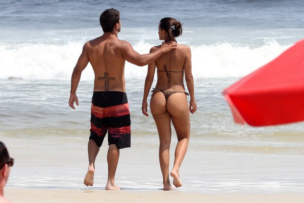 Carla Prata na praia com o namorado (Foto: Clayton Militão / Photo Rio News)