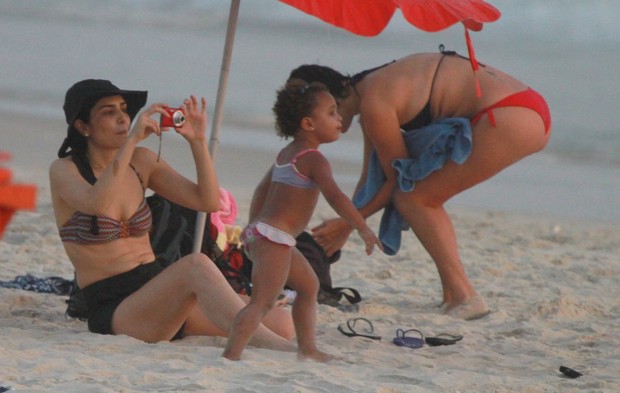 Letícia Sabatella com crianças na praia (Foto: Delson Silva / Ag News)