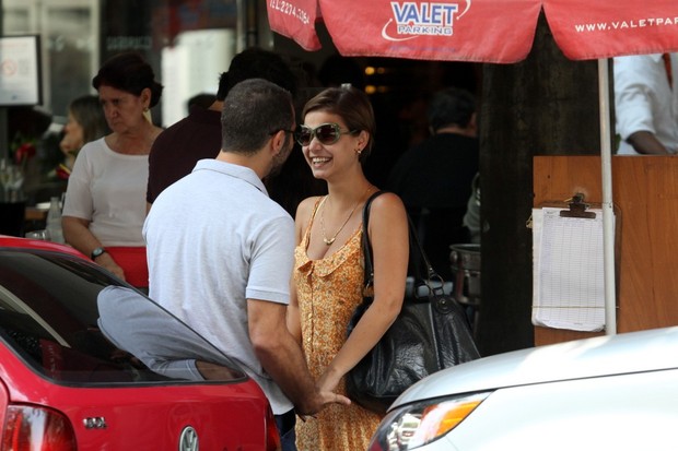 Milena Toscano e o namorado vão a restaurante no Rio (Foto: Wallace Barbosa / AgNews)
