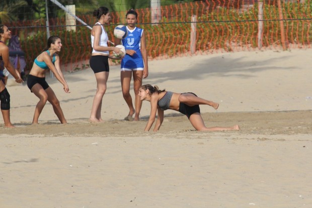 Sasha joga vôlei na praia de Ipanema (Foto: Wallace Barbosa / AgNews)