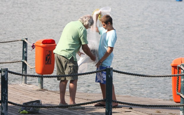 Antônio, filho de Luiza Brunet, com o pai, Armando, pescando na Lagoa (Foto: Gil Rodrigues / Photo Rio News)