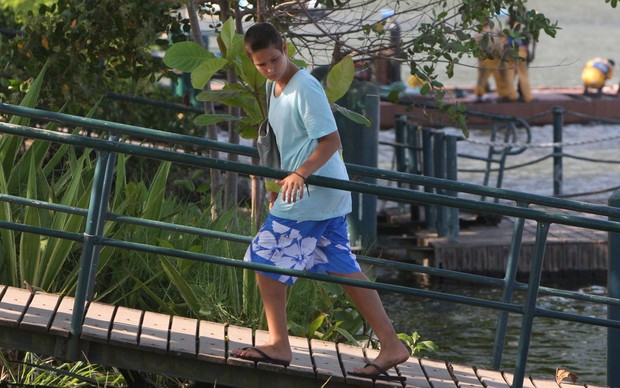 Antônio, filho de Luiza Brunet, pescando na Lagoa (Foto: Gil Rodrigues / Photo Rio News)