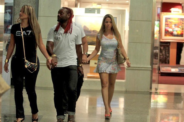 Vagner Love passeia no shopping com a noiva (Foto: Marcello Sá Barreto / Photo Rio News)