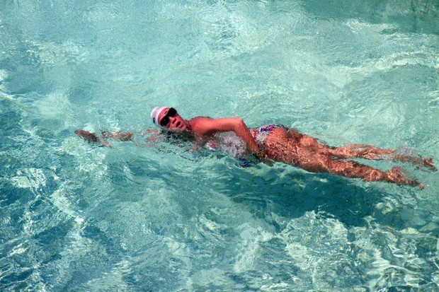 Luana Piovani nada na piscina (Foto: Delson Silva / Ag News)