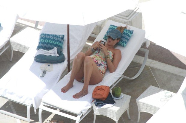 Luana Piovani na piscina do Copacabana Palace (Foto: Delson Silva / Ag News)