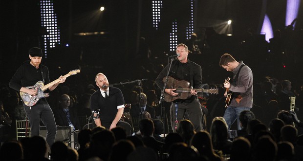 Coldplay em homenagem a Paul McCartney (Foto: Agência Reuters)