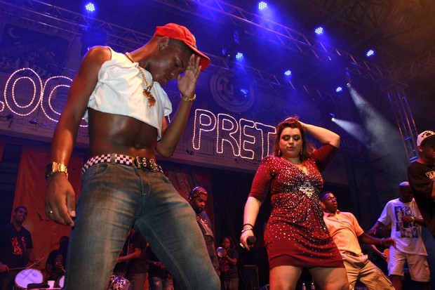 Preta dança durante o show (Foto: Isac Luz/EGO)