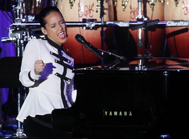 Alicia Keys canta em festa de Clive Davis (Foto: Agência Reuters)