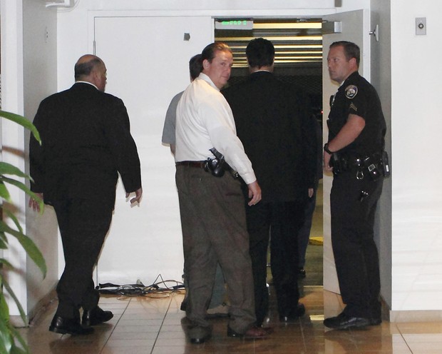 Corpo de Whitney Houston é retirado do hotel (Foto: Agência Reuters)