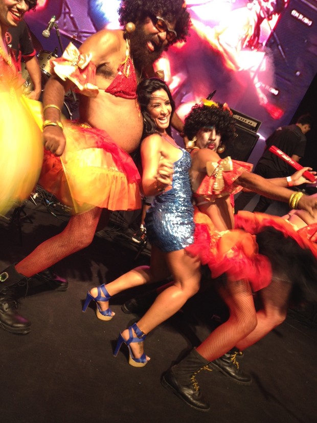 Scheila Carvalho dança com foliões (Foto: Reprodução /Twitter)