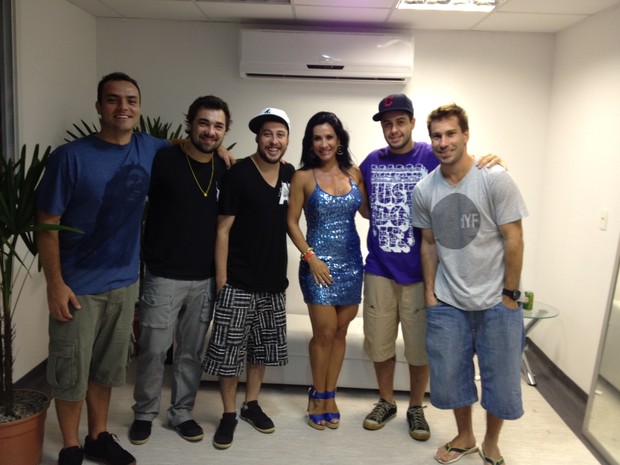 Scheila Carvalho com o grupo Jeito Moleque (Foto: Reprodução /Twitter)
