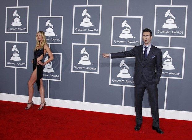 Adam Levine, do Maroon 5, com a namorada, a angel Anne Vyalitsyna, no Grammy (Foto: Reuters/ Agência)