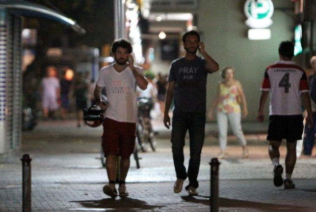 Rodrigo Santoro e Eriberto Leão passeiam juntos por Ipanema (Foto: André Freitas / AgNews)