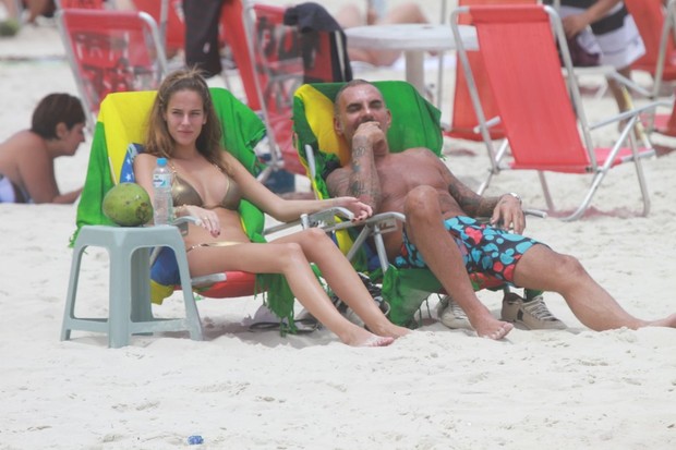Christian Audigier e Nathalie Sorensen curtem praia no Rio (Foto: Delson Silva / Ag News)