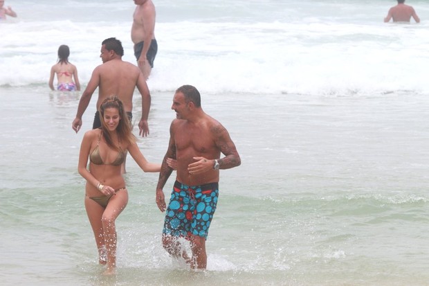 Christian Audigier e Nathalie Sorensen curtem praia no Rio (Foto: Delson Silva / Ag News)