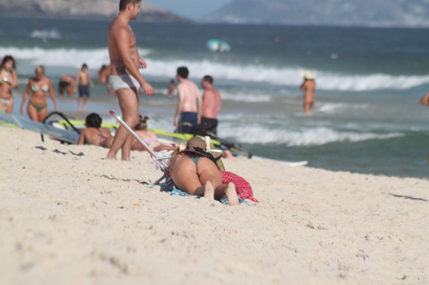 Christine Fernandes na praia da Barra, no Rio (Foto: Fabio Martins / AgNews)