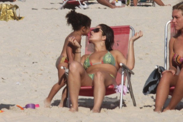 Samara Felippo vai à praia com amiga, no Rio (Foto: Marcos Ferreira / Photo Rio News)
