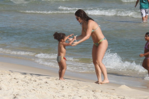 Samara Felippo vai à praia com amiga, no Rio (Foto: Marcos Ferreira / Photo Rio News)