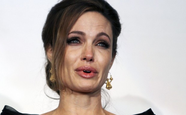 Angelina Jolie chora em première de seu novo filme (Foto: Agência/Reuters)