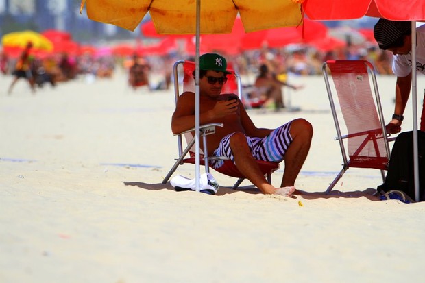 Thiago Martins curte praia no Leblon, no Rio (Foto: Leotty Jr / AgNews)