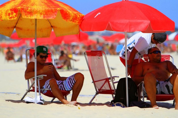 Thiago Martins curte praia no Leblon, no Rio (Foto: Leotty Jr / AgNews)