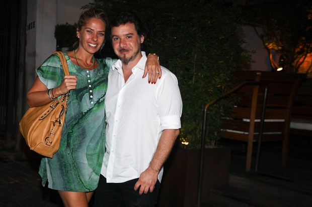 Adriane Galisteu posa com o marido após jantar romântico em São Paulo (Foto: Manuela Scarpa/Photo Rio News)