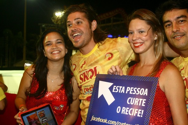 Dado Dolabella se diverte em camarote do carnaval do Recife (Foto: Marcos Porto/Ag News)