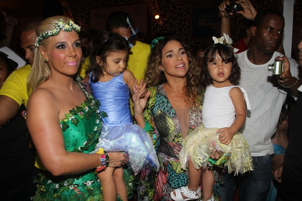Carla Perez e Daniela Mercury com sua filha adotiva (Foto: Daniel Delmiro J.Humberto/Agnews)