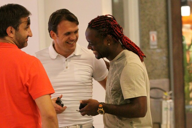 Petkovic e Vagner Love em shopping da Barra, no Rio (Foto: Alice Silva / AgNews)
