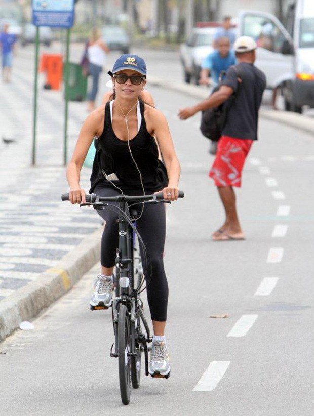 Ana Lima pedala na ciclovia do Leblon (Foto: André Freitas / AgNews)