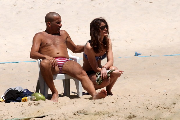 Eri Jonson curte praia e joga futevôlei, na Barra (Foto: Marcos Ferreira / Photo Rio News)